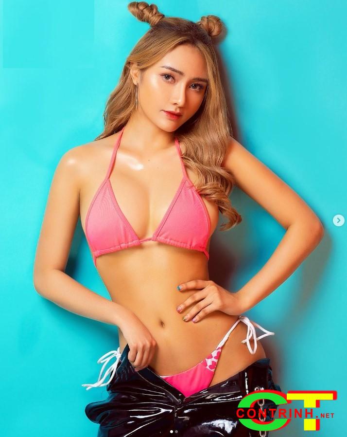 Ảnh chụp Jenny Yến khoe dáng trong trạng phục cực sexy