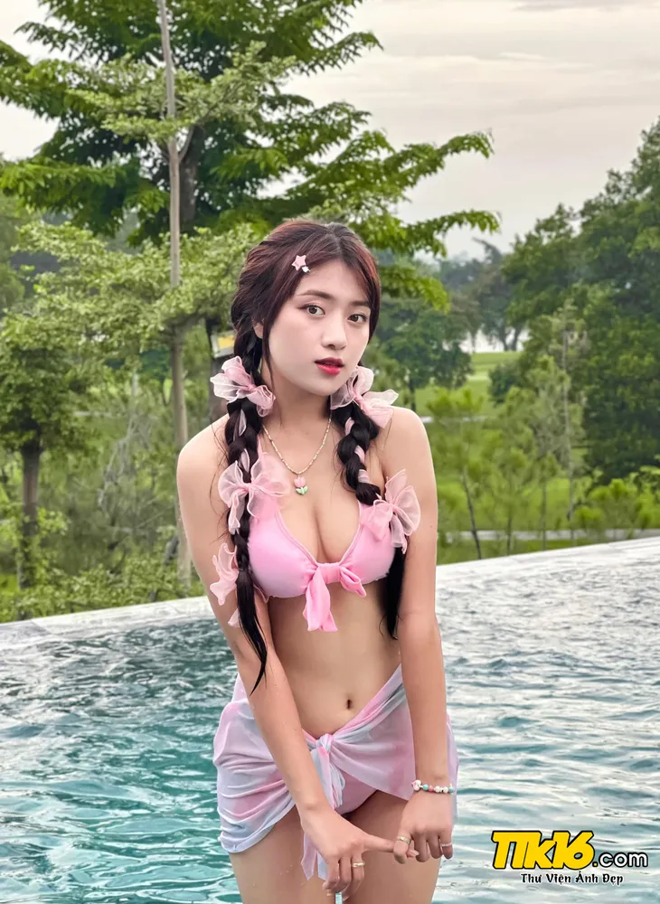 Hạ Nhiên mặc bikini