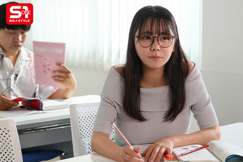 Một giáo viên trường dự bị mắc chứng ấu dâm đã bôi thuốc kích dục lên một nữ sinh ngây thơ có vòng ngực lớn